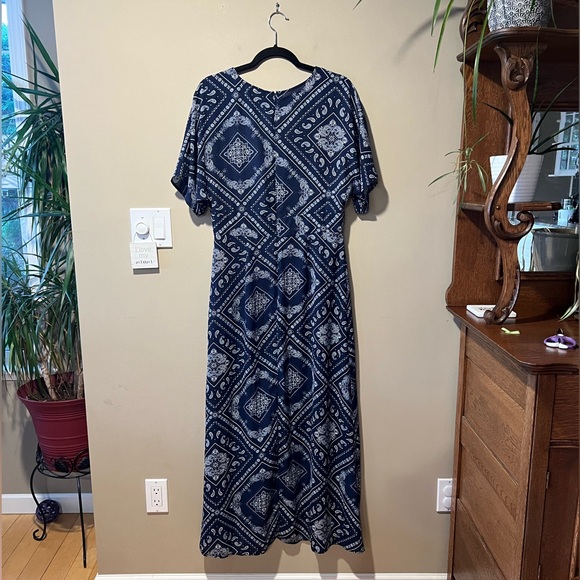 Forever 21 Contemporary Navy & White Geometric Paisley/Floral Print Maxi Dress - Picture 11 of 16